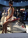 foto modella su scooter